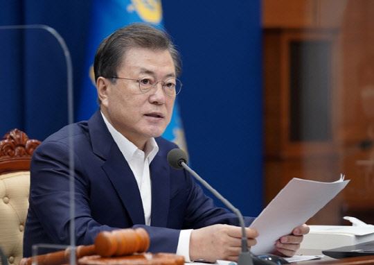 문재인 대통령이 16일 오전 청와대에서 열린 국무회의에서 발언하고 있다. <연합뉴스>